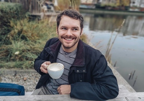 コーヒーを飲む笑顔の男性